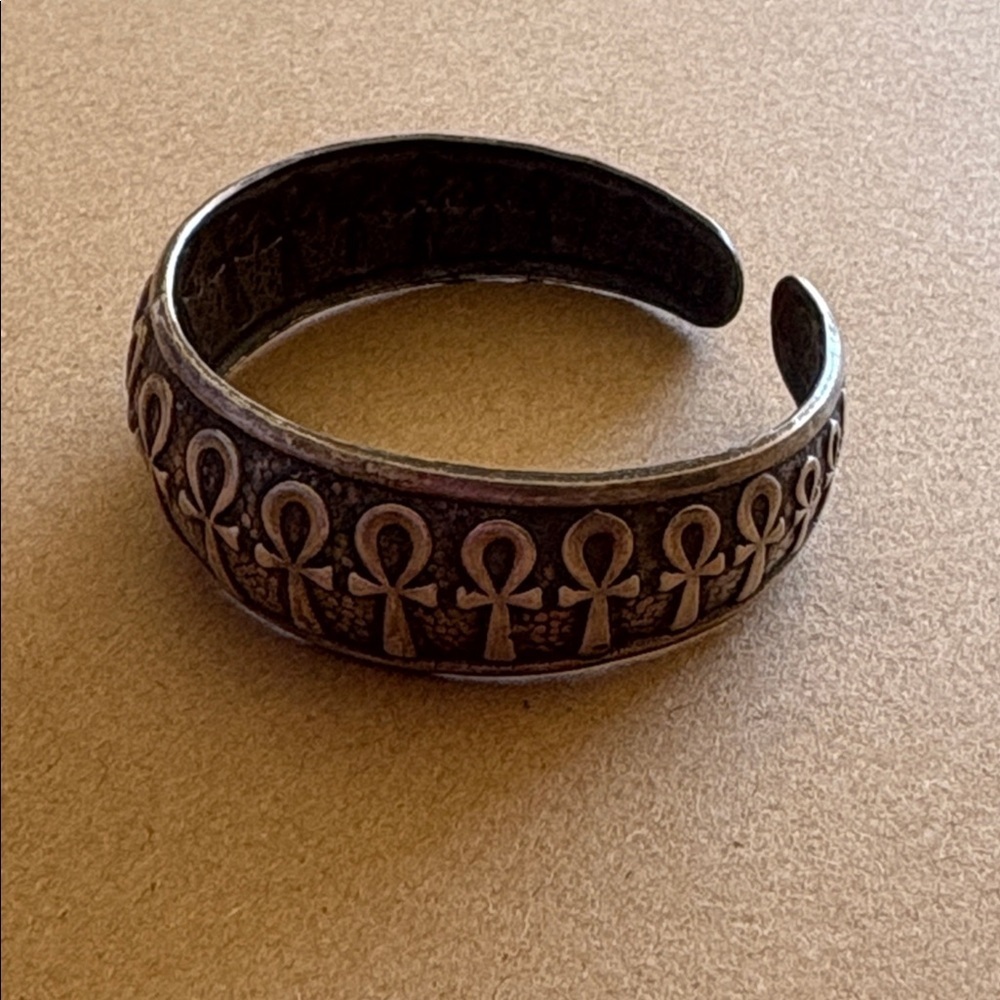 Cuff bracelet with cross pattern - Picture 3 of 5